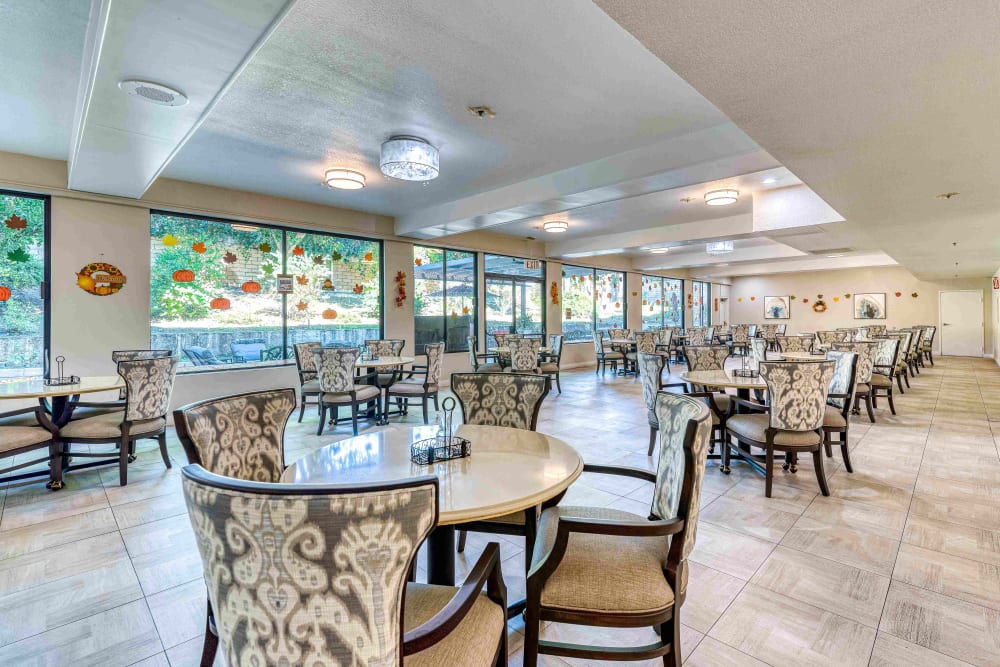 Dining room at Pacifica Senior Living Northridge in Northridge, California