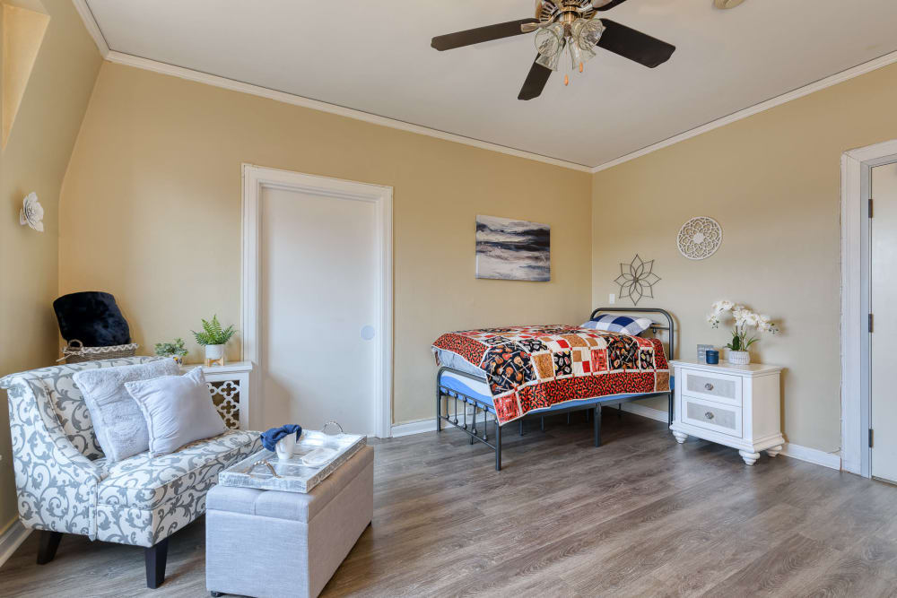 Resident living room at Pacifica Senior Living Oakland Heights in Oakland, California