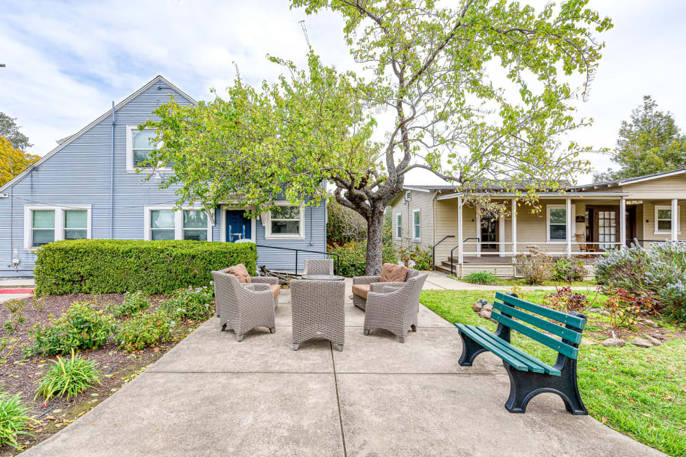 Outdoor seating area at Pacifica Senior Living Oakland Heights in Oakland, California
