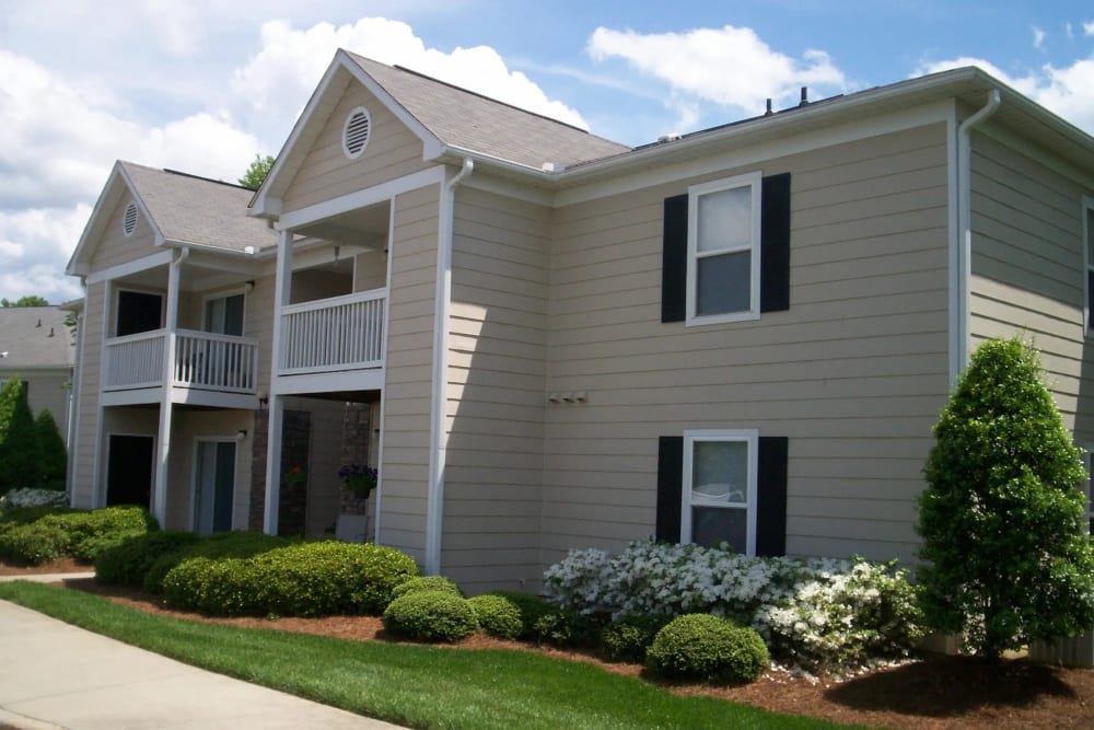 Exterior view of the townhomes at Fieldstone Apartment Homes in Mebane, North Carolina