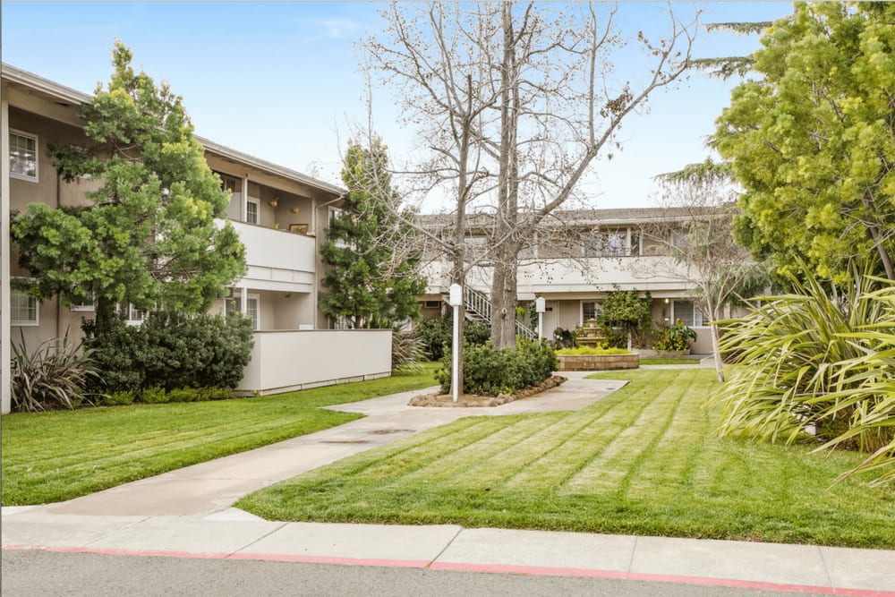 Green lawn outside of Catalina Crest Apartment Homes in Livermore, California