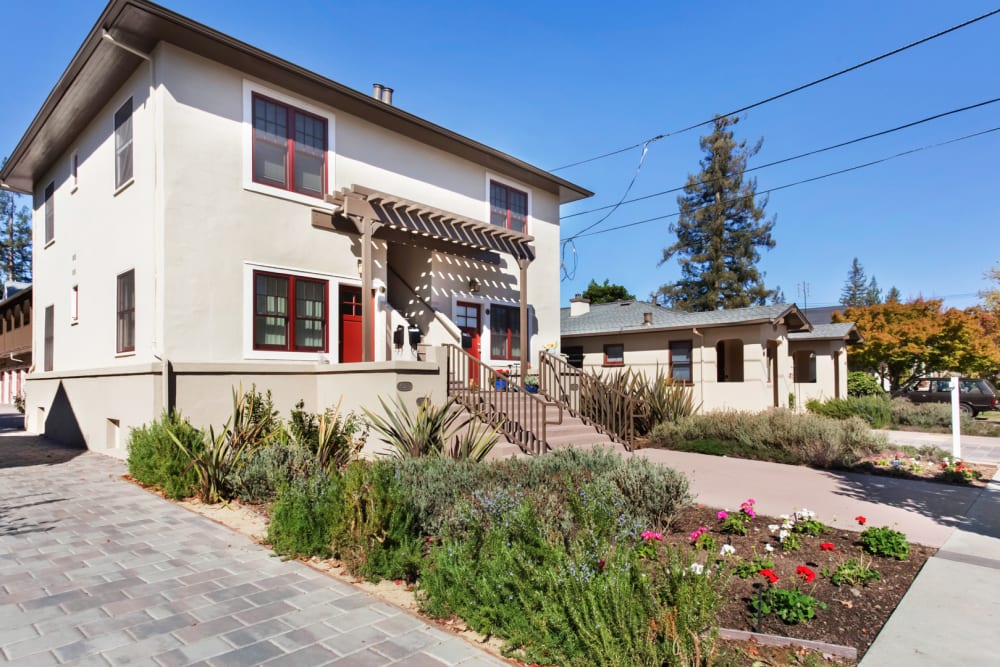 Garden outside of Hawthorne Apartments in Palo Alto, California