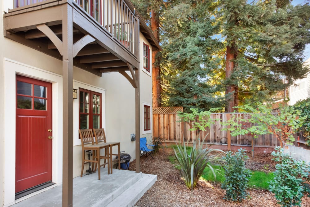 Garden in the yard at Hawthorne Apartments in Palo Alto, California