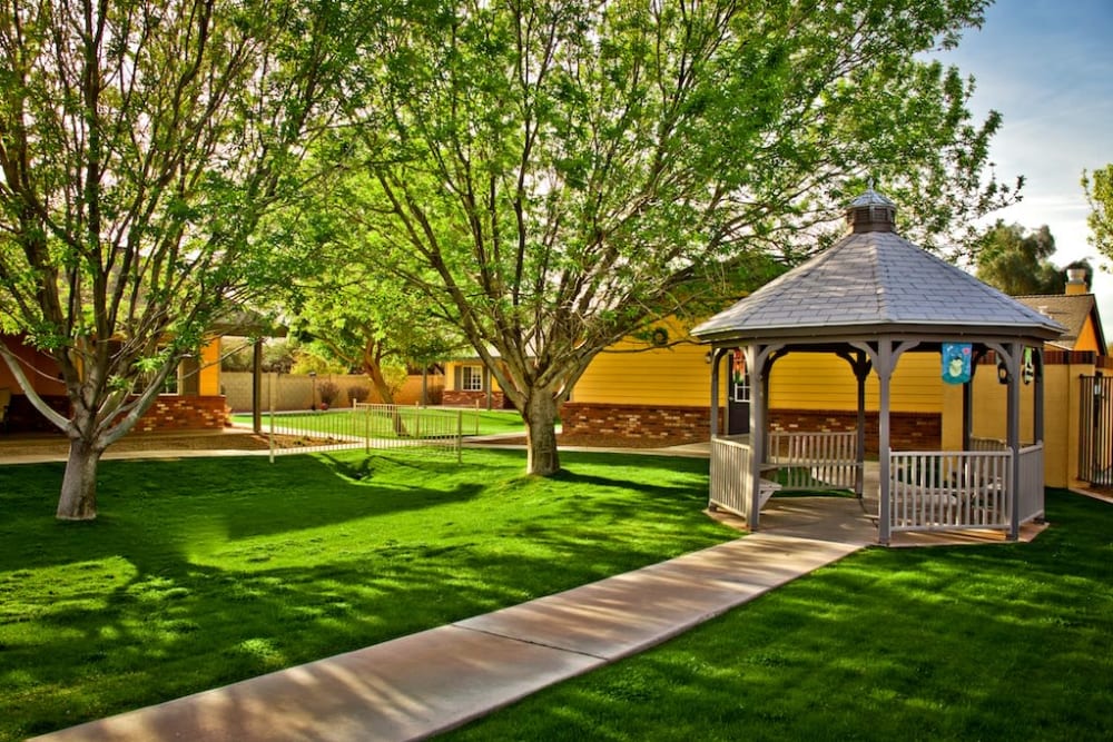 Shaded landscaped courtyard and gazebo at Pacifica Senior Living Peoria in Peoria, Arizona