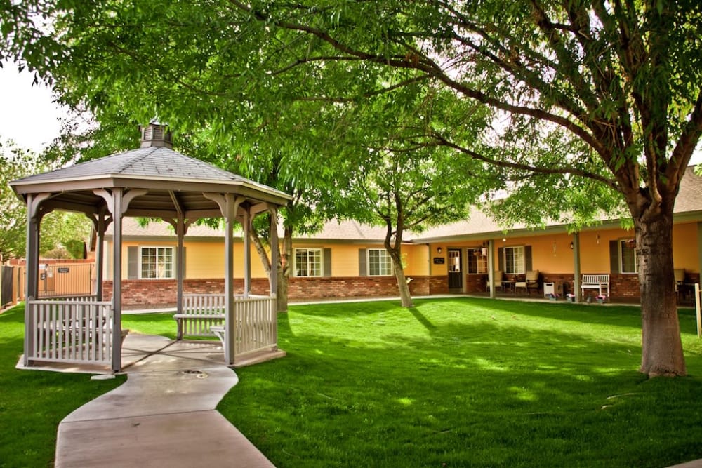 Courtyard and gazebo at Pacifica Senior Living Peoria in Peoria, Arizona