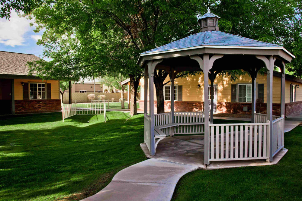 Gazebo and lawn at Pacifica Senior Living Peoria in Peoria, Arizona