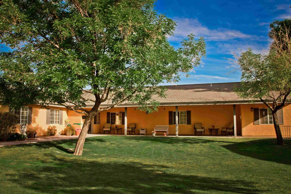Courtyard and landscaping at Pacifica Senior Living Peoria in Peoria, Arizona