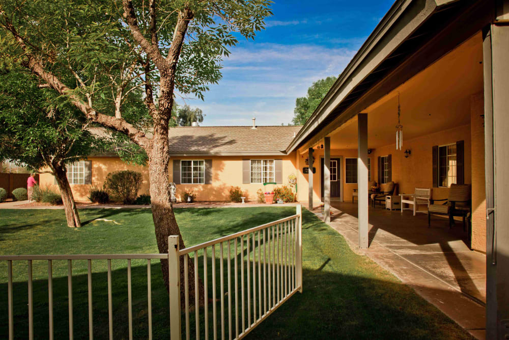 Looking across the courtyard at Pacifica Senior Living Peoria in Peoria, Arizona