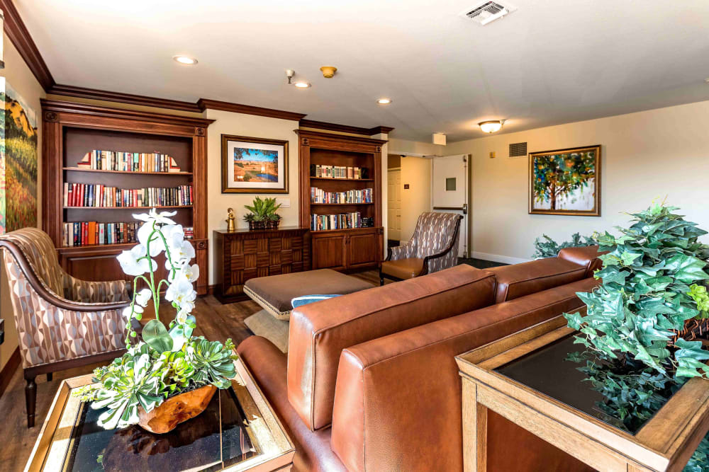 Library and lounge area at Pacifica Senior Living San Leandro in San Leandro, California