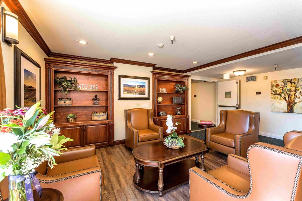 Library and lounge area at Pacifica Senior Living San Leandro in San Leandro, California