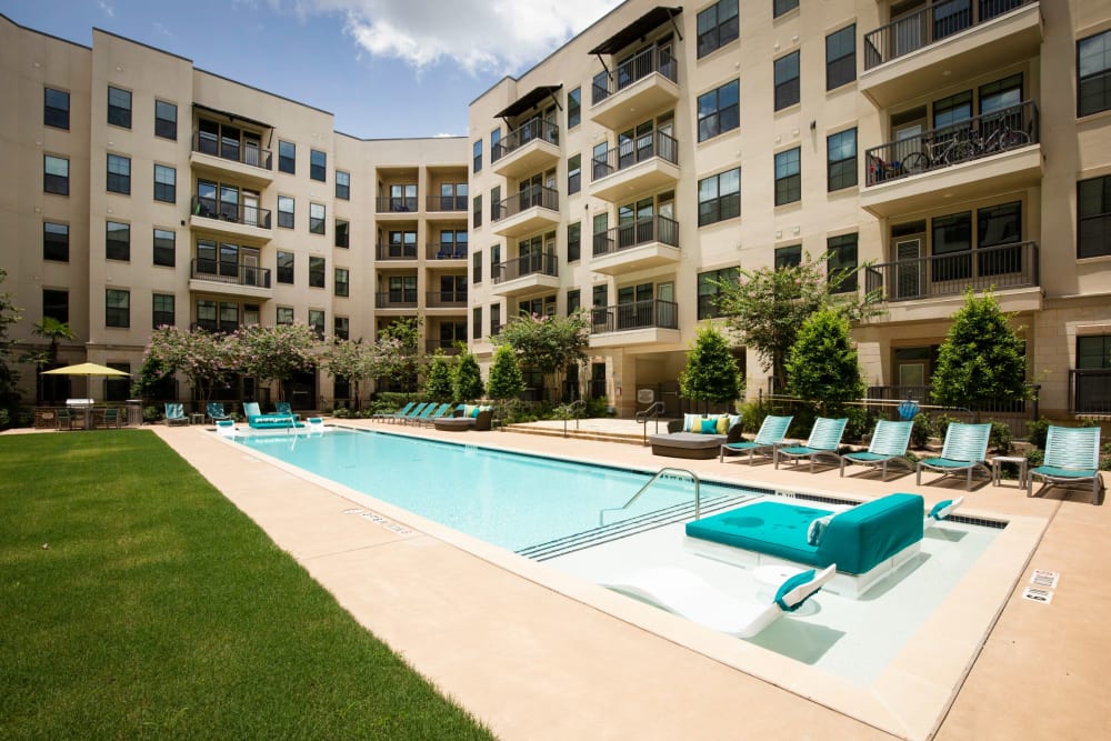 Luxurious swimming pool at Olympus at Memorial in Houston, Texas