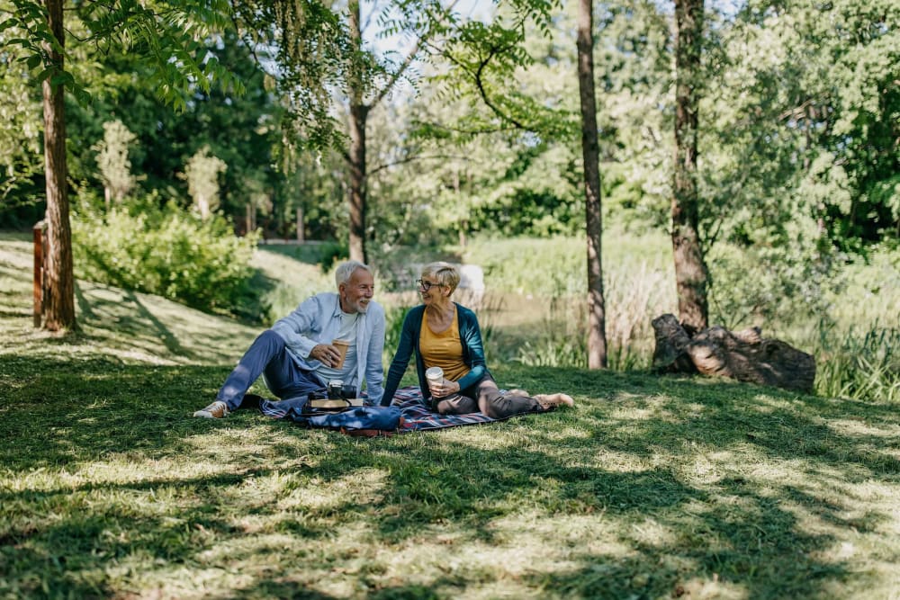 Resident couple habing a picnic at Village on the Park Friendswood in Friendswood, Texas