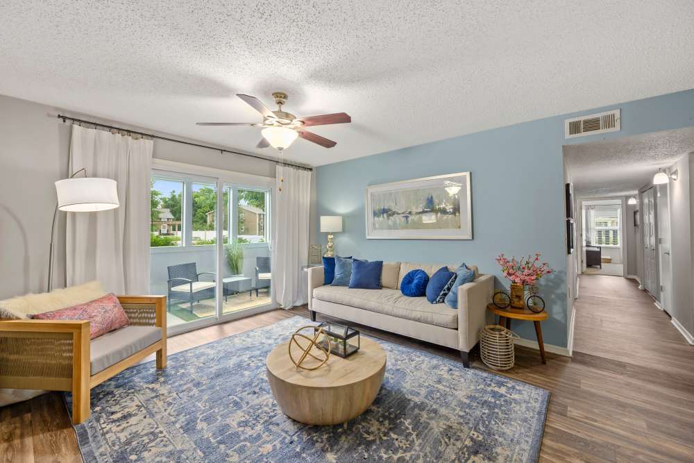 Fully furnished living room at Paddock Club Apartments in Florence, Kentucky