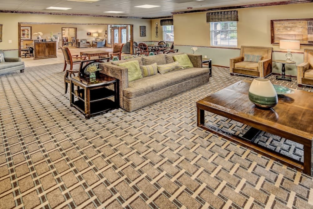 Common room at Pacifica Senior Living Woodmont in Tallahassee, Florida