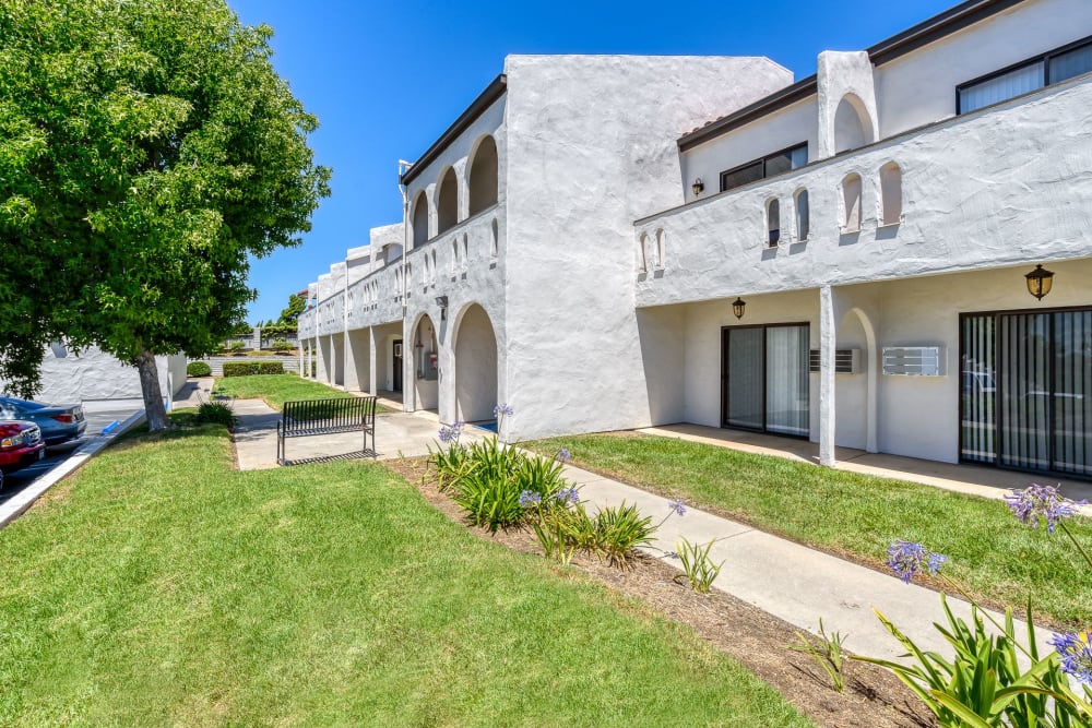 Exterior view of Pacifica Senior Living Vista in Vista, California