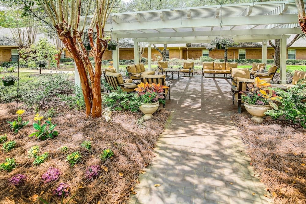 Outdoor walkways at Pacifica Senior Living Woodmont in Tallahassee, Florida