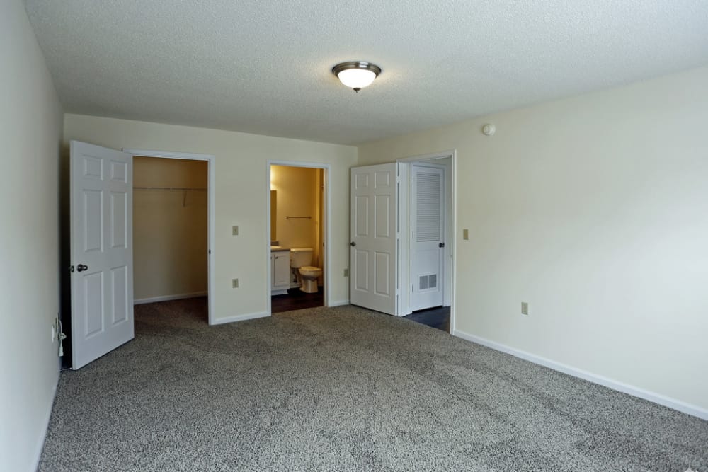 Carpeted bed rooms at Camellia Trace in Jackson, Tennessee