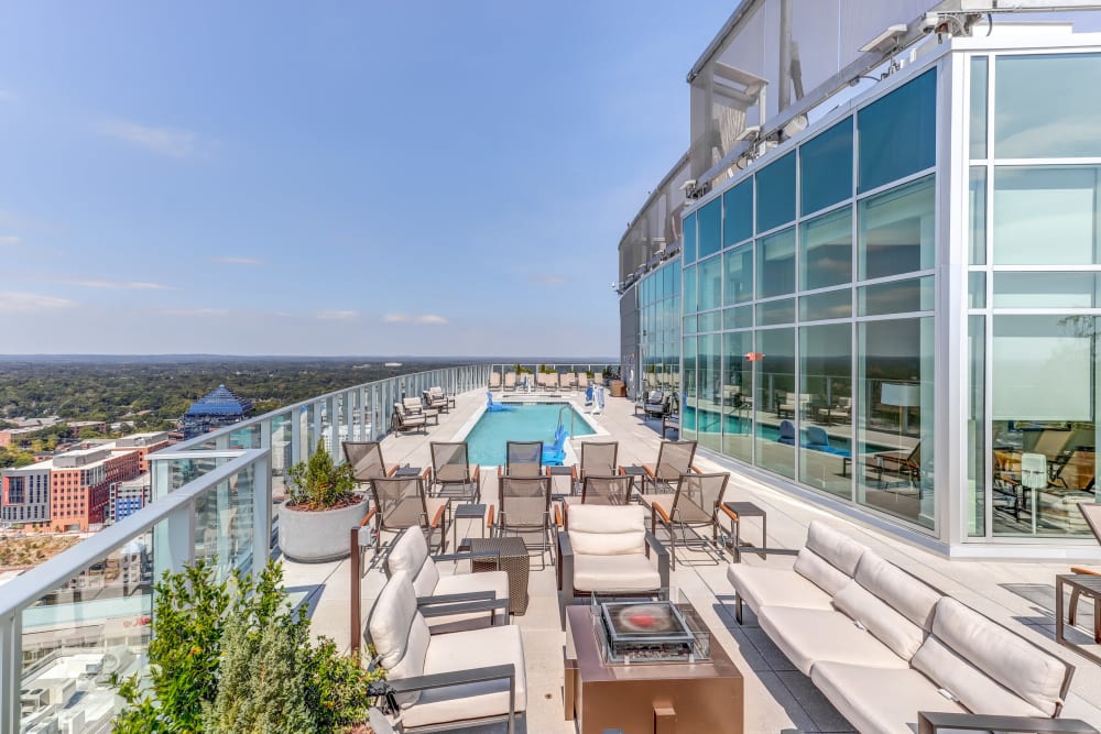 Rooftop resort-style swimming pool and firepit at One City Center in Durham, North Carolina
