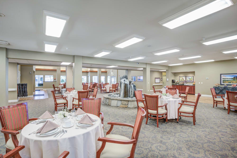 Luxurious dining Hall at Timber Pointe Senior Living in Springfield, Oregon