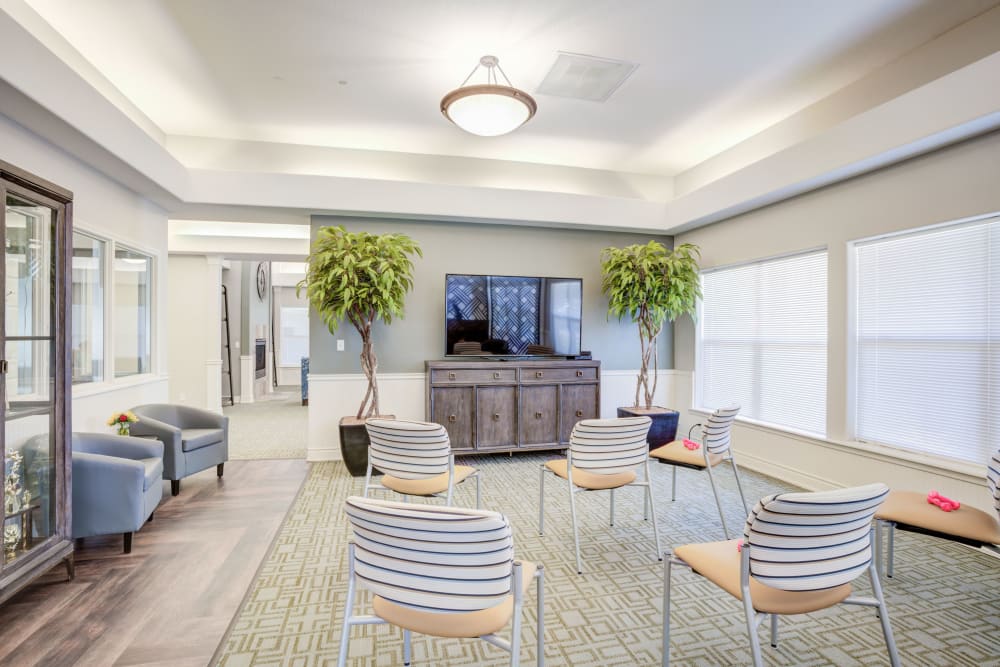 Lounge area with TV at Evergreen Senior Living in Eugene, Oregon. 
