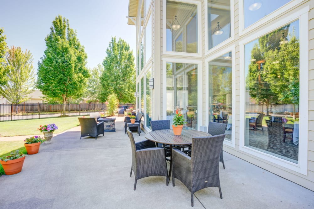 Outdoor seating on patio at Evergreen Senior Living in Eugene, Oregon. 