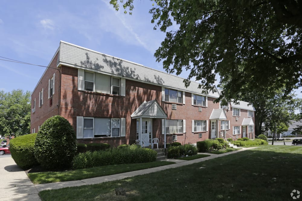 Exterior building at Aston Pointe Apartments in Aston, Pennsylvania