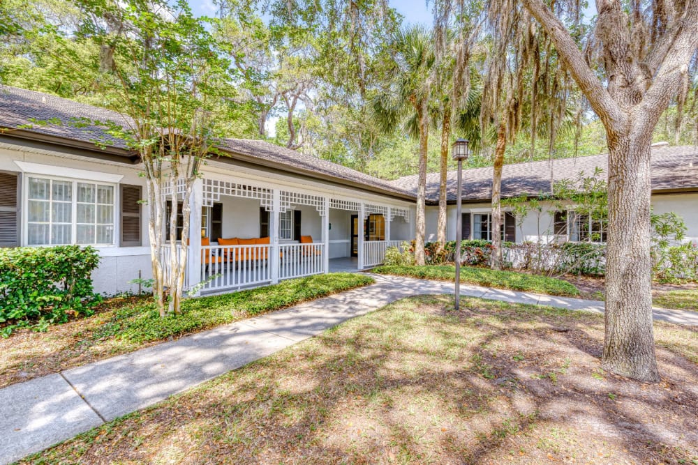 Units around a landscaped courtyard at Pacifica Senior Living Belleair in Clearwater, Florida