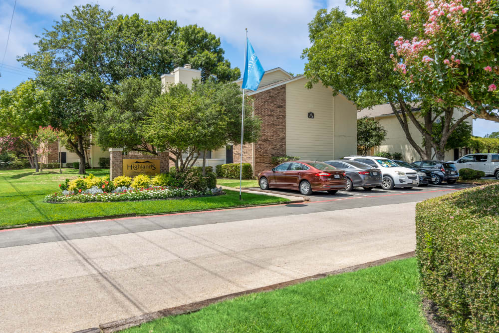 entrance and exterior of apartment buildings at Highlands of Duncanville in Duncanville, Texas
