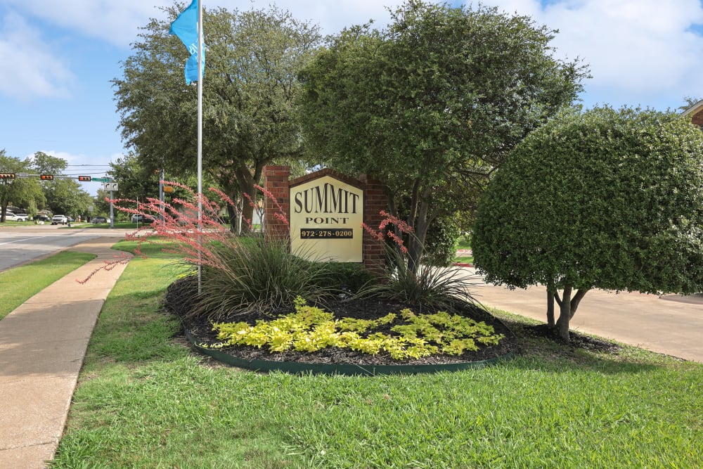 front entrance at Summit Point Apartments in Mesquite, Texas