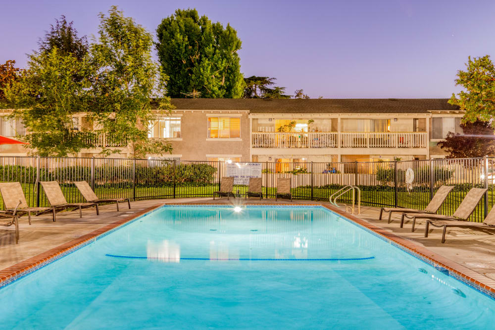Resort-style swimming pool Countrywood in Fremont, California