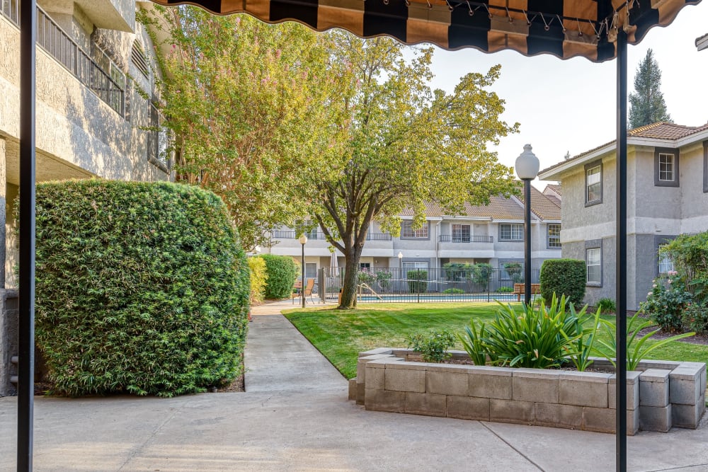 Walkways and gardens at Pacifica Senior Living Fresno in Fresno, California