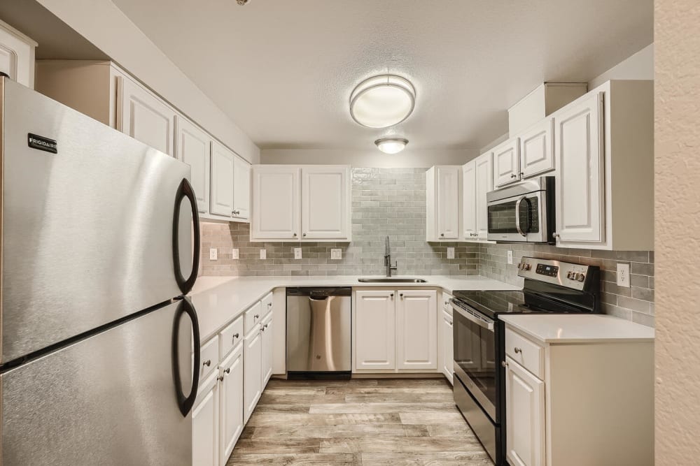 Kitchen at Slate Ridge at Fisher's Landing Apartment Homes in Vancouver, Washington