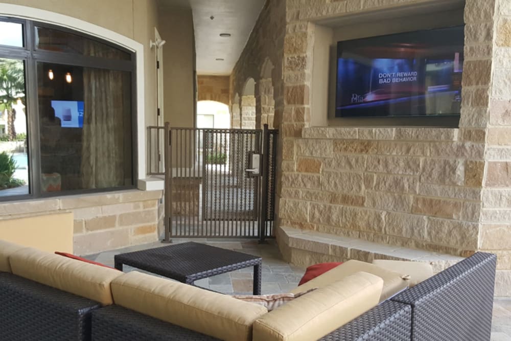 Outdoor lounge at The Columns at Shadow Creek in Pearland, Texas