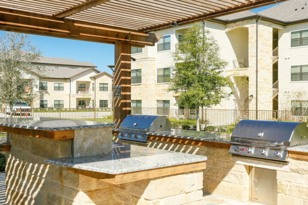 Grilling area at The Columns at Shadow Creek in Pearland, Texas