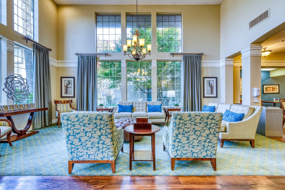 Seating area and lobby at Pacifica Senior Living Fresno in Fresno, California