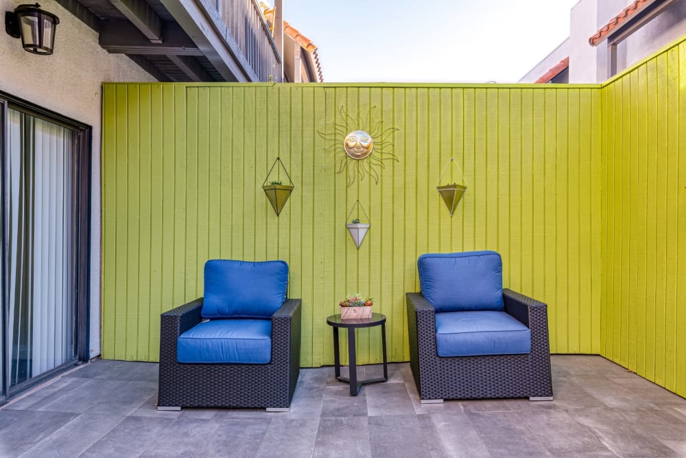 Relaxing outdoor sitting area  Pacifica Senior Living Santa Clarita in Newhall, California
