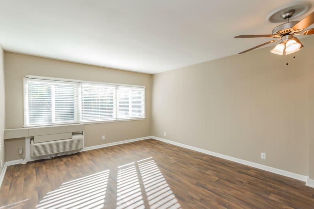 Living room with hardwood floors at Belmont Place Apartments in Nashville, Tennessee