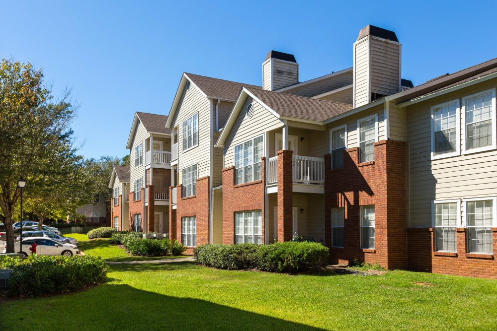 Exterior of an apartment building at Gates at Jubilee in Daphne, Alabama
