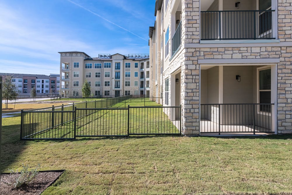 Exterior side view of the building of Auro Crossing in Austin, Texas