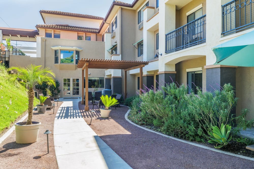 Walkways and courtyard with patio at Pacifica Senior Living Rancho Peñasquitos in San Diego, California