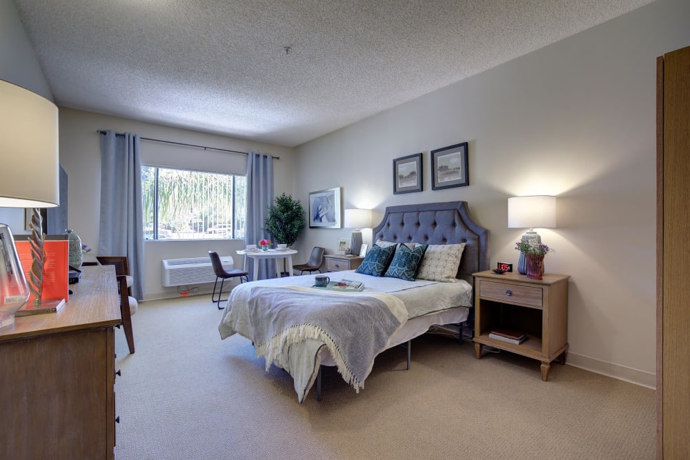 Resident bedroom at Pacifica Senior Living Rancho Peñasquitos in San Diego, California