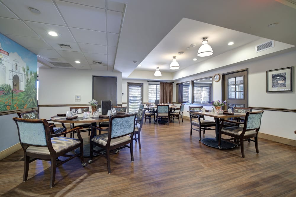 Resident dining hall at Pacifica Senior Living Rancho Peñasquitos in San Diego, California