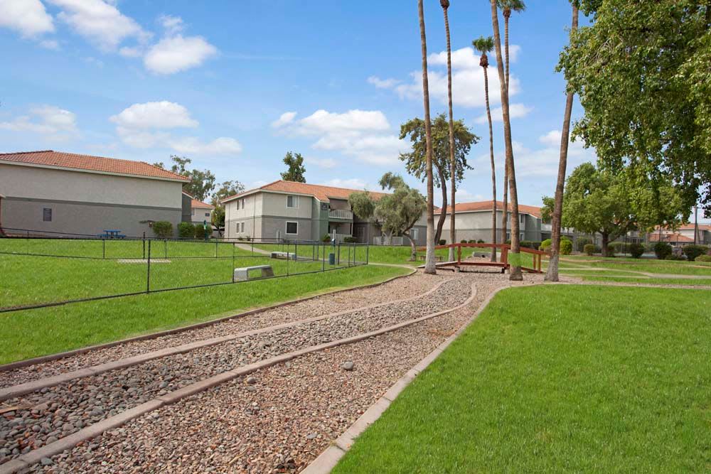 Walking path at 505 West Apartment Homes in Tempe, Arizona