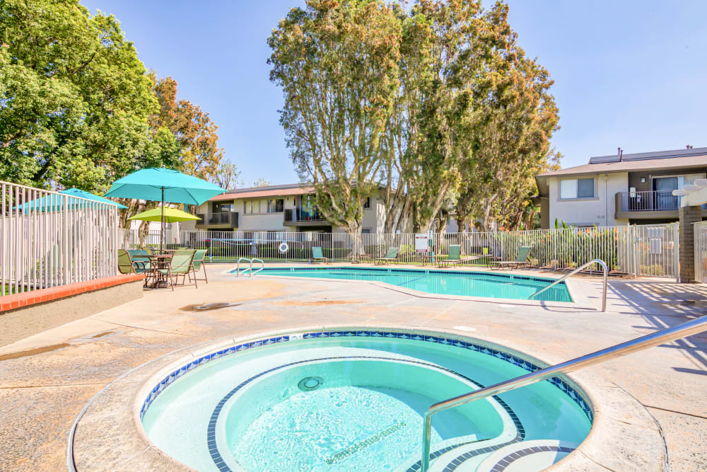 Pool and hot tub at Strada Apartments in Orange, California