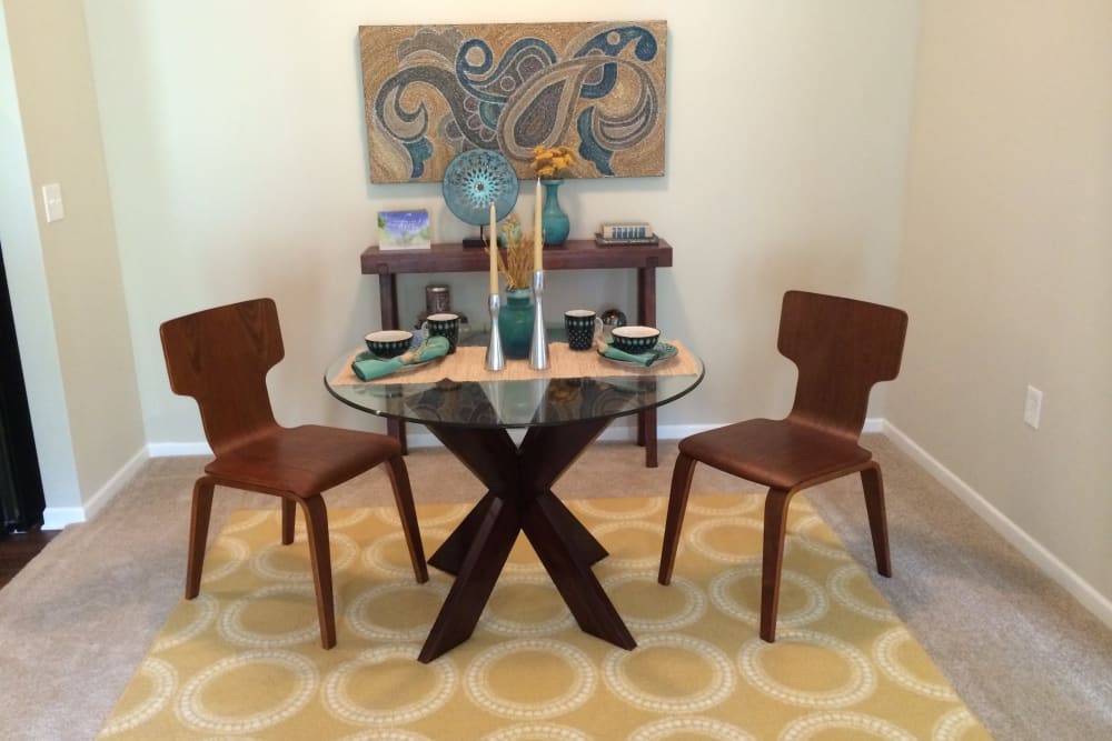 Dining room at Oak Grove Crossing Apartments in Newburgh, Indiana