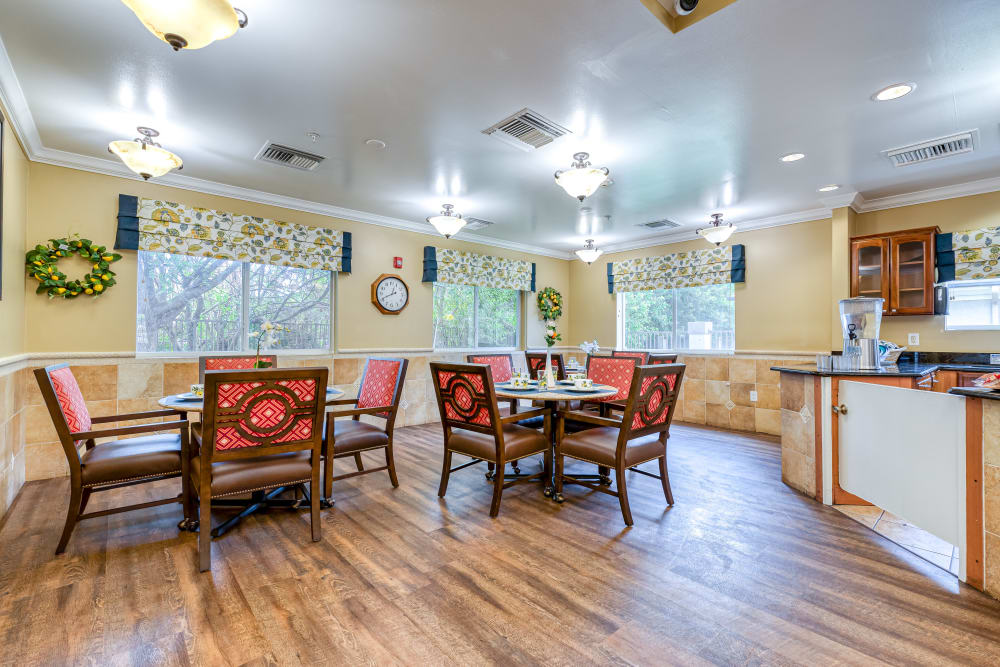 Pacifica Senior Living Palm Beach offers a Dining Area in Greenacres, Florida