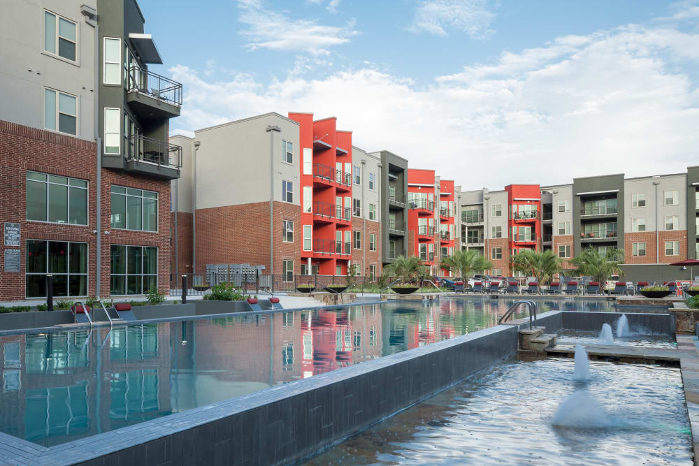 Courtyard and resort style pool at Anatole at the Pines in Conroe, Texas