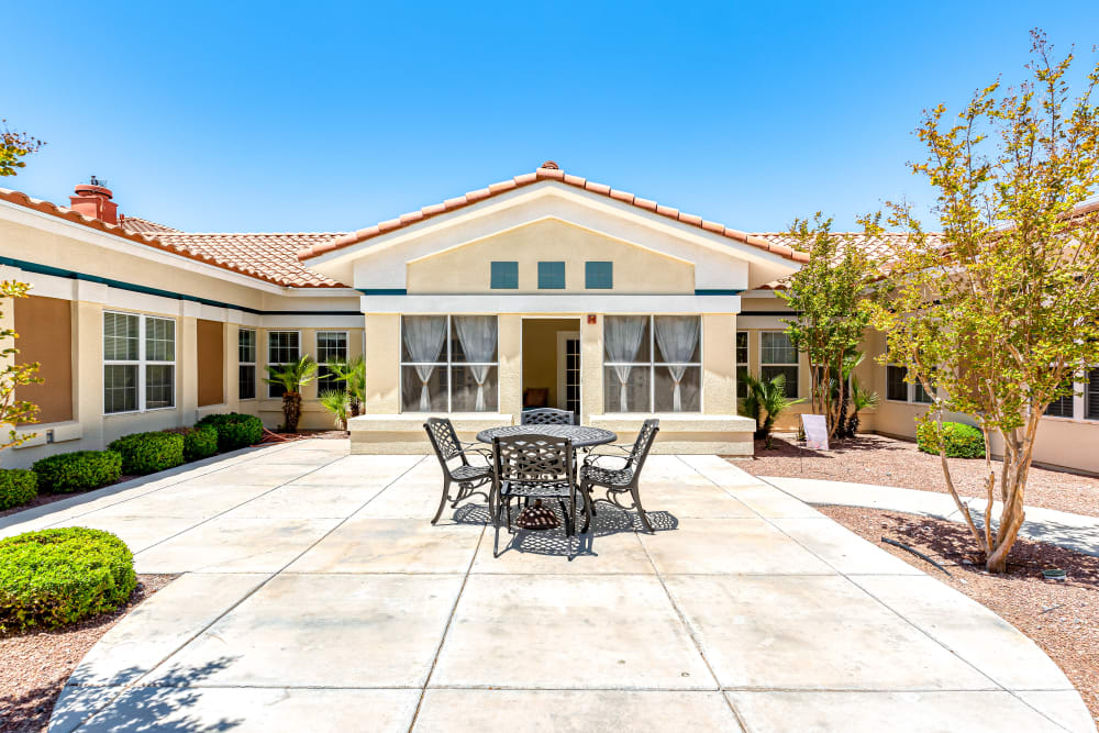 Outdoor sitting area at Pacifica Senior Living Spring Valley in Las Vegas, Nevada