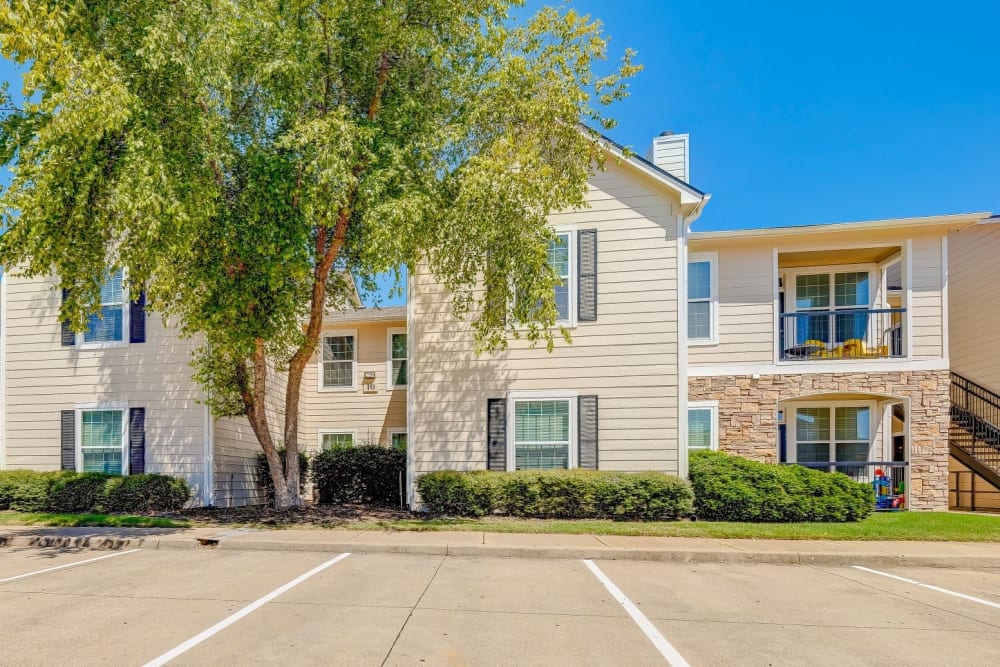 Exterior and parking lot of River Walk Apartment Homes in Shreveport, Louisiana