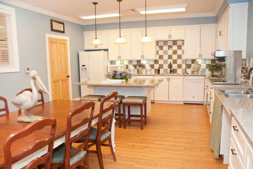 Counter space and a large dining table in the community activity room at Mariposa at Bay Colony in Dickinson, Texas
